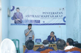 Anggota MPR RI dari Fraksi Nasdem, Bapak Ujang Bey, berdiskusi langsung dengan warga Majalengka dalam acara penyerapan aspirasi. Suasana interaktif dan penuh antusiasme!