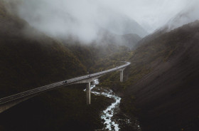 Ilustrasi Flyover - Berikut proyek flyover sitinjau lauik memasuki tahap pengadaan lahan. Freepik/@wirestock