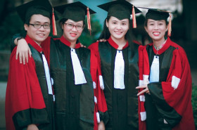 SNBP 2024 - Ilustrasi mahasiswa menggunakan baju toga. Hal penting yang harus dilakukan jika sudah mengetahui prngumuman hasil SNBP 2024.- Ilustrasi pexels/ Hai Nguyen