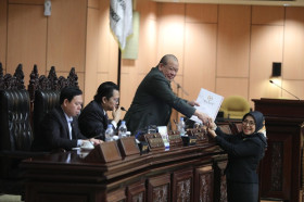 Wakil Ketua Komite I DPD RI, Sylviana Murni menyerahkan berkas laporan kepada Ketua DPD RI Aa Lanyalla saat sidang Paripurna DPD ke-11. Dok: dpd.go.id.