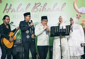 MK TOLAK GUGATAN AMIN - Pasangan calon presiden dan wakil presiden nomor urut 1, Anies Baswedan dan Muhaimin Iskandar dalam acara halalbihalal sedang bernyanyi bersama. Instagram/@aniesbaswedan.