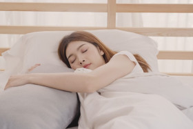 POLA TIDUR SEHAT - Ilustrasi perempuan tertidur pulas. Dalam sebuah studi disebutkan pola tidur yang baik dapat menurunkan risiko penyakit jantung. Ilustrasi/Freepik.