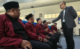 Tingkatkan skill public speaking! UIN SGD Bandung hadirkan ahli komunikasi bahas powerful voice, smiling voice, intonasi, hingga eye contact. Siap jadi pembicara andal?@Yogi Ardhi.