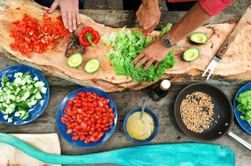 Makanan yang ampuh turunkan kolestrol.– Ilustrasi memasak sayuran. 7 makanan yang ampuh turunkan kolestrol.- Ilustrasi pexels/Maarten van den Heuvel.