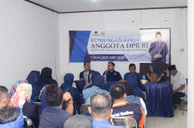 Anggota DPR RI dari Daerah Pemilihan (Dapil) Jabar IX, Ujang Bey, S.Ip., M.Si., memulai reses perdananya tahun 2024 di kantor DPD Nasdem Sumedang, Selasa (17/12/2024).