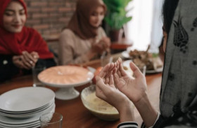 PUASA SENIN-KAMIS - Ilustrasi perempuan sedangkan berniat hendak berbuka puasa. Simak keutamaan, tata cara, niat dan manfaat puasa. Ilustrasi/Freepik.