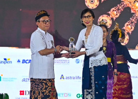SETJEN DPR RI DAPAT PENGHARGAAN - Suprihartini (kanan) menerima piala penghargaan dalam ajang PRIA 2024, sambil berjabat tangan dengan pendiri PR Indonesia Group, Asmono Wikan (kiri). (DPR RI).