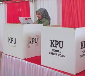 Ilustrasi - seorang perempuan sedang mengecek suarat suara di bilik TPS. Dikabarkan Ketua KPPS Ujungberung-Kota Bandung meninggal dunia diduga kelelahan. (Instagram/@kpukotabandung).