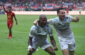David da Silva dan Marc Klok lakukan selebrasi usai mampu menciptakan gol untuk Persib ketika melawan Persija. (FOTO: Persib).