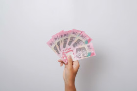 Ilustrasi uang rupiah. Pemerintah kembali akan menyalurkan bansos pada bulan September 2024 ini (Foto: Ilustrasi/Freepik).