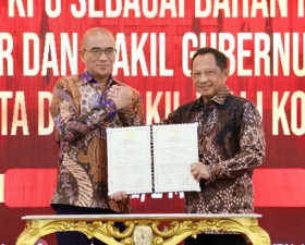 Ketua KPU Hasyim Asyari (kiri) berjabat tangan dengan Mendagri Tito Karnavian (kanan). Instagram/@titokarnavian.