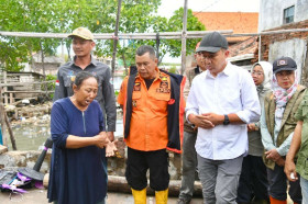 Pj Gubernur Jawa Barat, Bey Machmudin ketika meninjau lokasi kejadian bencana banjir dan tanah longsor di Sukabumi. (Foto: jabarprov.go.id).