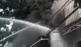 KEBAKARAN CIBADUYUT - Petugas damkar berhasil padamkan kebakaran toko di Cibaduyut. -Foto tangkap layar Instagram/@bdg.siaga113.