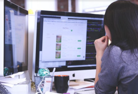 SULIT JAWAB SOAL UTBK -Ilustrasi wanita menggunakan komputer. Langkah bijak yang bisa jadi solusi jika mendapat soal UTBK yang sulit. -Ilustrasi Pixabay/StartupStockPhotos.