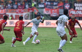 Gelandang Persib, Adam Alis ketika menggiring bola dalam laga melawan Persija Jakarta. (FOTO: Persib).