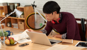 PENGALAMAN KERJA SAAT KULIAH -Ilustrasi seorang pria fokus menggunakan laptop. Cara bisa menarik HRD karena punya pengalaman kerja saat kuliah. -Ilustrasi freepik/pressfoto.