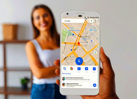 GOOGLE MAPS KINI SEMAKIN CANGGIH - Ilustrasi aplikasi penunjuk jalan dibuka di HP. Fitur Google Maps bisa tunjukan lokasi parkir untuk pengguna. (Foto: Freepik).
