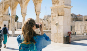 Israel, negara kecil di Timur Tengah yang dikelilingi Laut Tengah, Lebanon, Suriah, Yordania, Mesir, dan Gurun Pasir Sinai, memiliki kontribusi besar dalam bidang ilmiah dan teknologi.  Foto Haley Black.