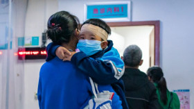 (Seorang ibu dan putranya di rumah sakit di China/ Foto: bbc.com)