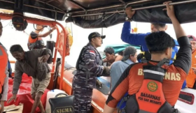 Kapal KLM Berlian 01 memuat sembako dihantam gelombang lalu tenggelam. Posal Selatpanjang