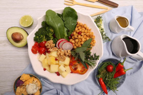 Makanan untuk Diet - Penggunaan biji-bijian utuh, sayuran, ikan hingga minyak zaitun dapat mengurangi risiko demensia. Ilustrasi/Freepik.