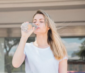 MANFAAT MINUM AIR PUTIH - Ilustrasi perempuan minum. Berikut ini sederet manfaat minum air putih setiap hari. Foto: Freepik.