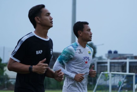 Dedi Kusnandar (kiri) - Gelandang Persib Bandung ini memastikan bahwa semua pemain memiliki motivasi berlipat untuk hadapi RANS Nusantara di pekan ke-27 Liga 1 2023/2024. (Persib.co.id).