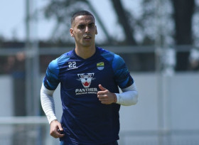 Bek asing Persib Bandung, Alberto Rodriguez mengakui merasa senang dan nyaman berada di Kota Kembang. (Persib.co.id).