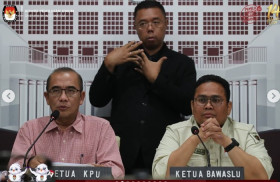 Ketua KPU RI, Hasyim Asyari (kiri) didampingi Ketua Bawaslu RI, Rahmat Bagja (kanan) saat konferensi pers. (Instagram/@kpu_ri).
