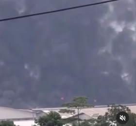 Kepulan asap hitam di atas bangunan pabrik PT Kahatex Jatinangor, Sumedang. (Instagram/@inforck).