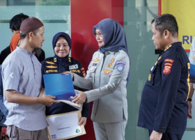 Direktur Operasional PT Jasa Raharja, Dewi Aryani Suzana saat memberikan santunan kepada keluarga korban Kecelakaan di Km 58. Dok: jasaraharja.co.id.