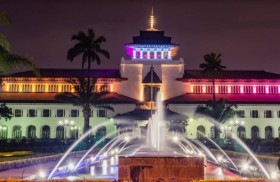 Wajah Gedung Sate pada malam hari tempat Gubernur Jabar berkantor. jabarprov.