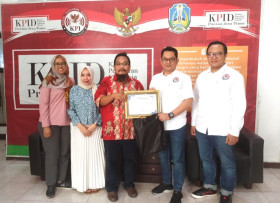 Ketua KPID Jabar, Adiyana Slamet (kedua dari kanan), bersama Ketua KPID Jatim memegang piagam. Dok: KPID Jabar.