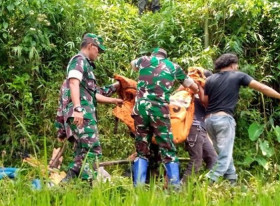 BANJIR DAN LONGSOR KBB - Tim SAR gabungan menemukan satu korban jiwa akibat bencana banjir dan tanah longsor di Gintung, Benda, Cipongkor, Kabupaten Bandung Barat. (Instagram/@infobandungbarat)