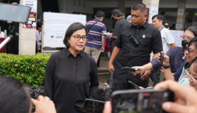 Menteri Keuangan, Sri Mulyani saat ke TPS pada Rabu, 14 Februari 2024, mengenakan kemeja hitam. (@smindrawati)