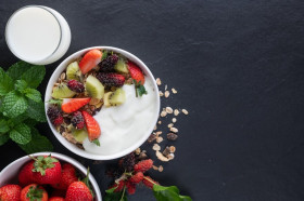 Yoghurt - Sederat makanan tinggi protein terbaik untuk sarapan, bisa dikonsumsi setiap hari. Ilustrasi/Freepik.