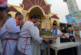 BAGI-BAGI TAKJIL - Tulisan dalam video TikTok tersebut menyampaikan pesan yang menggugah, menyatakan bahwa takjil tersebut adalah bentuk penghormatan dari umat Muslim kepada umat Katolik yang sedang berpuasa Paskah.  TikTok Danar Bnk
