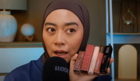 BATTLE MAKEUP - Lip cream gloss memang sedang viral saat ini. Khususnya bagi kalangan anak muda. - Foto tangkap layar YouTube/ini vindy.