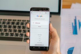 GOOGLE LUNCURKAN FITUR PEMANTAU DARK WEB - Ilustrasi logo mesin pencari raksasa di HP. Google hentikan layanan VPN di aplikasi Google One. Foto/Freepik.