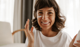 PILIH SUNSCREEN - Memakai sunscreen memang penting, tapi juga harus disesuaikan dengan jenis kulit. -Foto ilustrasi freepik/lookstudio.