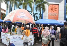 Bulog SIAGA - Perum Bulog Jabar menggelar gerakan pangan murah upaya mengatasi kenaikan harga komoditas. (Bandung.go.id).