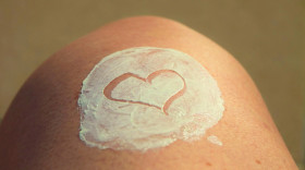 SUNSCREEN - Rekomendasi sunscreen dari brand lokal cocok bagi yang memiliki kulit berjerawat. - Foto ilustrasi Pixabay/chezbeate.