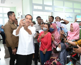 Presiden Jokowi saat selfi bersama warga. Presiden RI telah menerbitkan Perpres terkait tunjangan kinerja pegawai di lingkungan setjen Bawaslu. (Instagram/@jokowi).