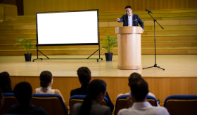 TIPS PUBLIC SPEAKING - Public speaking adalah kemampuan dasar yang harus dilatih oleh setiap orang. -Foto ilustrasi freepik/wavebreakmedia_micro.
