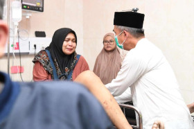 Pj Bupati Jabar, Bey Machmudin menjenguk korban kecelakaan bus di Ciater, Subang, Jabar. Dok: jabarprov.go.id.