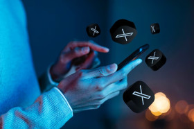 X Pro akun Premium+ - Ilustrasi melihat akun X dahulu Twitter. Pemilik platform X, Elon Musk mengatakan, akun memiliki lebih dari 2.500 berhak dapat fitur gratis. (Ilustrasi/Freepik).