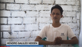 KARTU PRAKERJA - Hendro Galileo Ndoen, alumni kartu prakerja yang berhasil jadi pengusaha dan peternak sejak ikut pelatihan. - Foto tangkap layar YouTube/Kartu Prakerja.