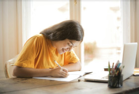 UTBK-SNBT 2024.–Ilustrasi wanita sedang belajar. Tips Jitu Tes Potensi Skolastik UTBK-SNBT 2024 Agar Mendapatkan Nilai Maksimal.- Ilustrasi pexels/Andrea Piacquadio