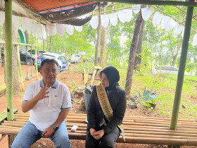 Pj. Bupati Sumedang, H Herman Suryatman bersama Nabila Maydini Putri. Herman sangat mengapresiasi capaian yang diraih Nabila. (istimewa/ayobacanews.com)