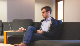 FREELANCE - Kerja freelance dari rumah bermodal alat seadaanya dan skill yang mumpuni, bisa kamu coba dibeberapa situs berikut ini. - Foto ilustrasi Pixabay/StartupStockPhotos.